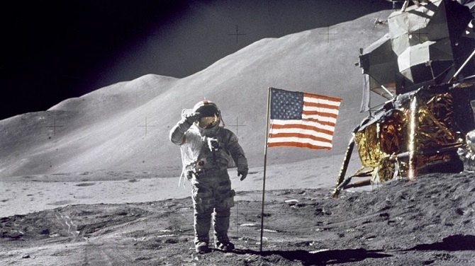 Motorola đặt chân lên Mặt Trăng