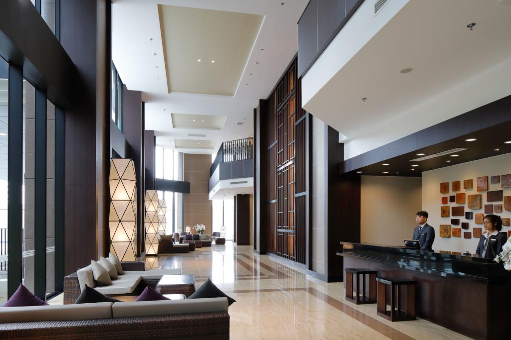 Lễ tân phục vụ 24/7 bằng ba thứ tiếng: tiếng Anh, tiếng Nhật, tiếng Việt