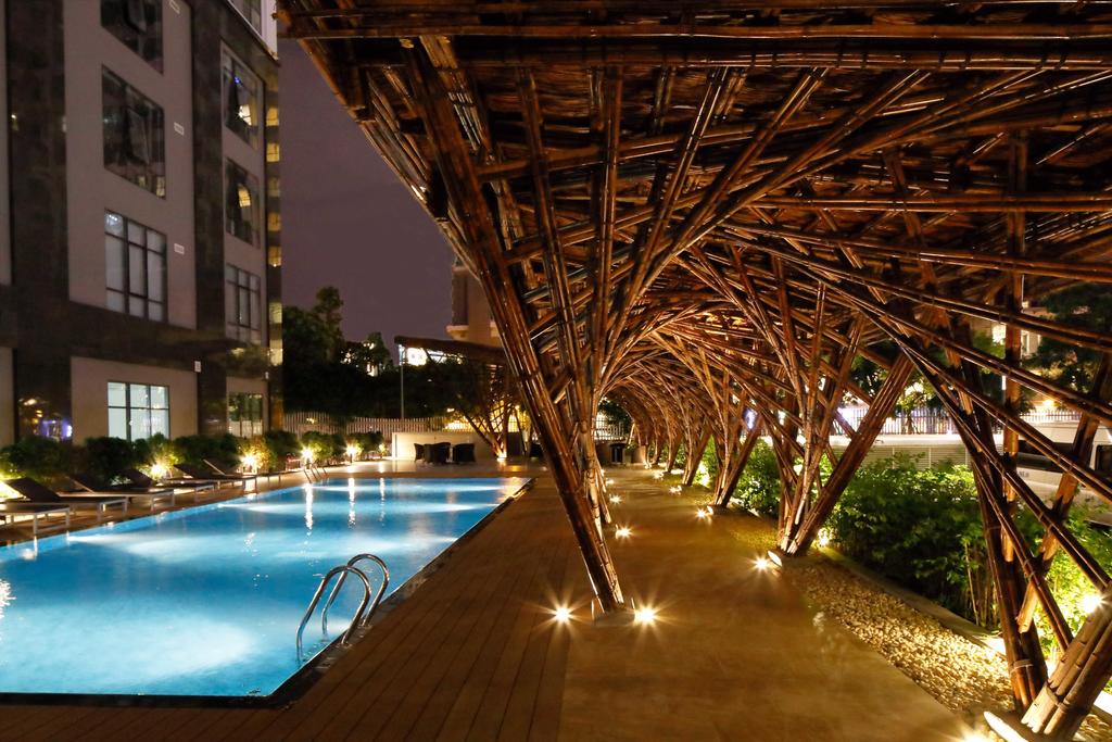 Lối đi vòm tre đặc biệt cạnh hồ bơi cấp cao dành cho cư dân
