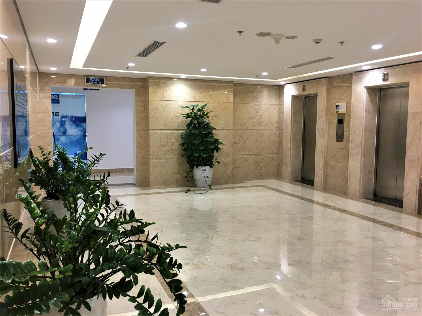 Quầy lễ tân tại sảnh tầng 1 và nơi chờ thang máy sang trọng