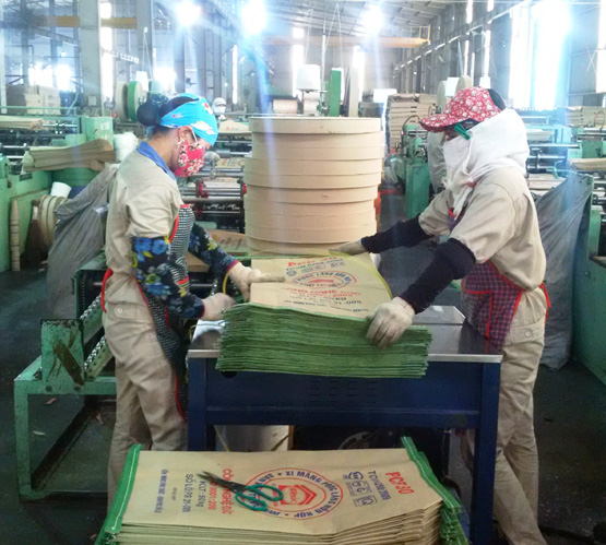 Công nhân sản xuất trong xưởng đóng gói xi măng