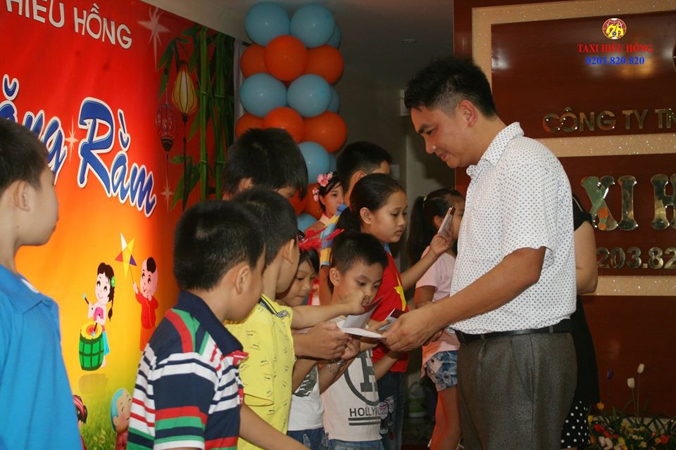 Taxi Hiếu Hồng tặng quà thiếu nhi ngày trung thu