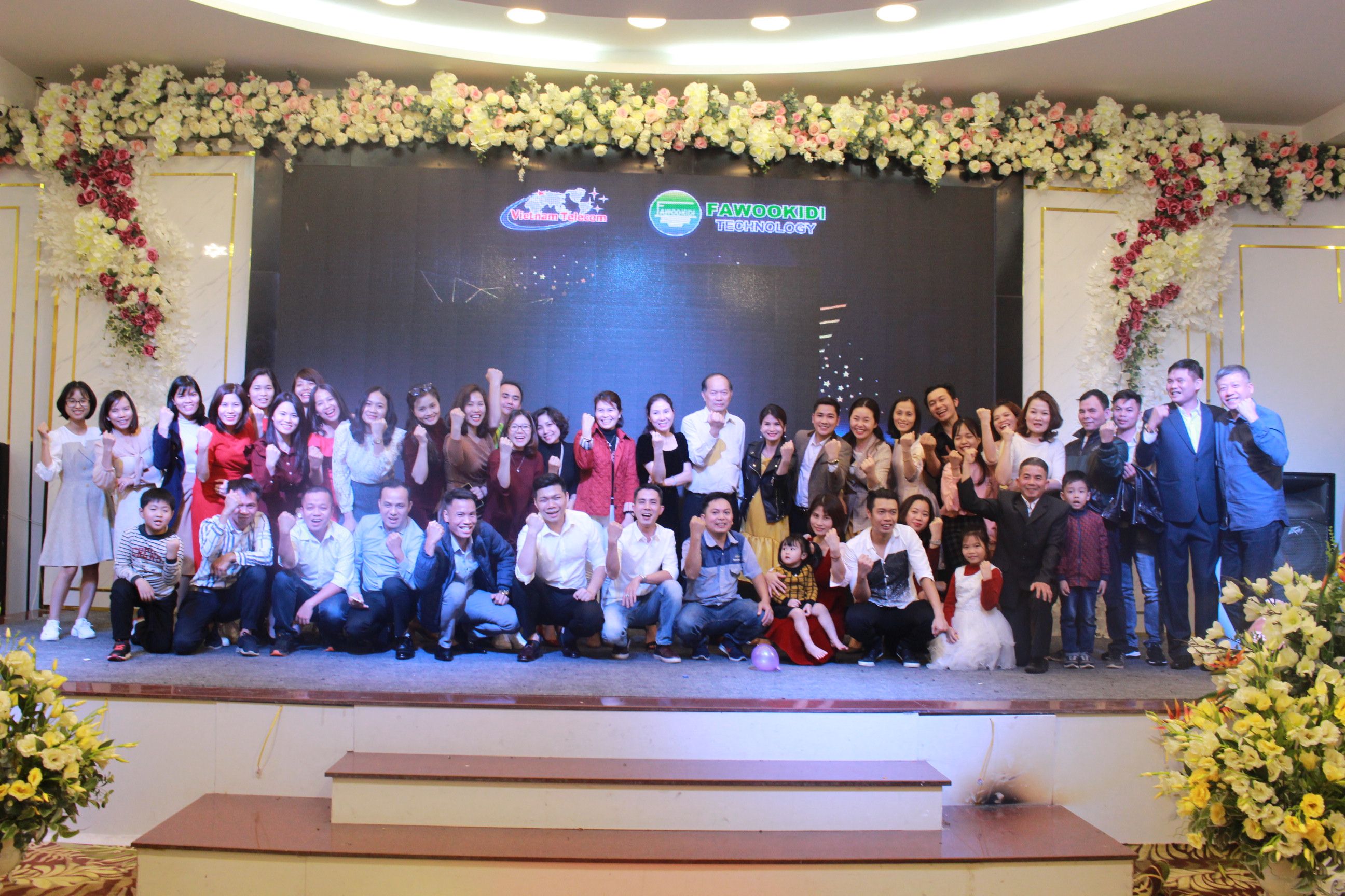 Đội ngũ lãnh đạo và nhân viên Vietnam Telecom