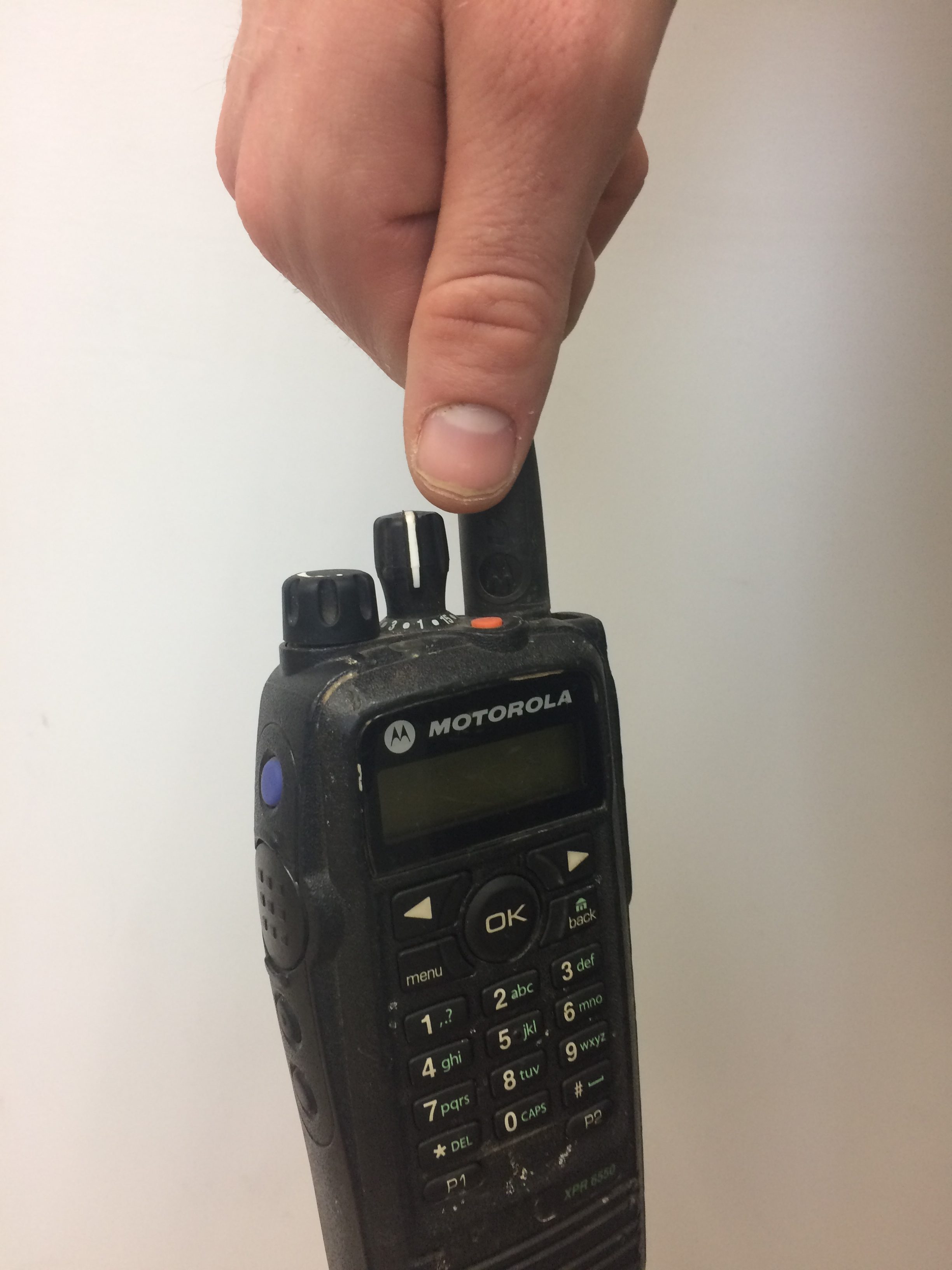 Cầm vào anten thay vì thân bộ đàm là lỗi sai mà rất nhiều người dùng mắc phải