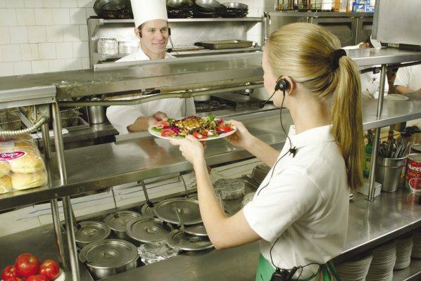 Sử dụng tai nghe bộ đàm là giải pháp được ưa chuộng trong nhiều nhà hàng khách sạn