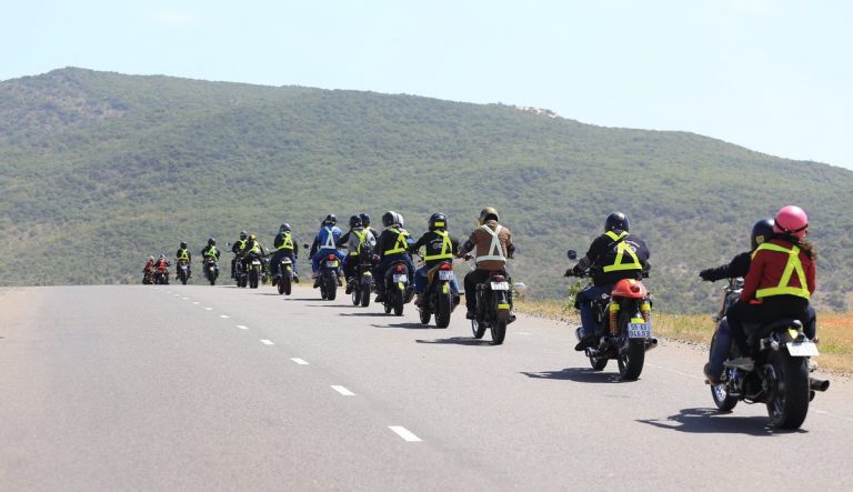 Máy bộ đàm giúp giữ liên lạc trong suốt cả chuyến đi