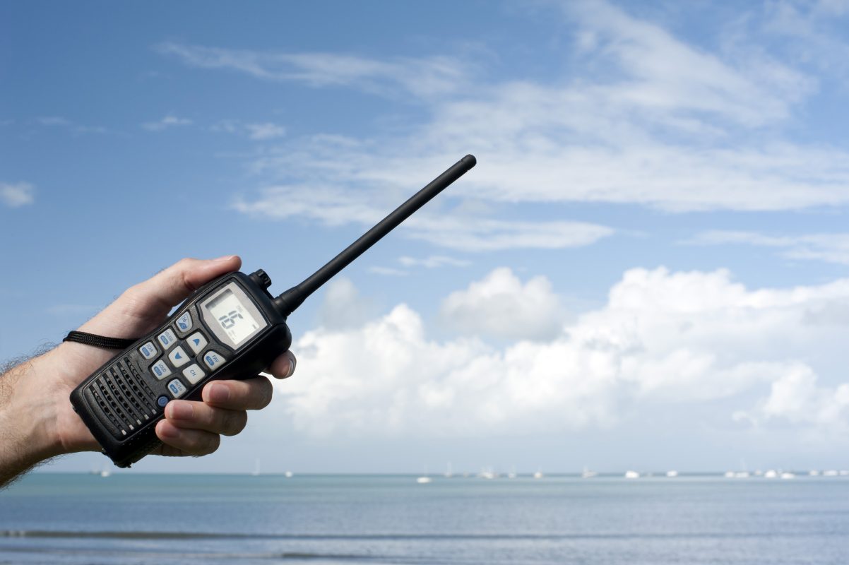 Sử dụng bộ đàm tần số UHF hay VHF thì phù hợp với môi trường làm việc của mình?