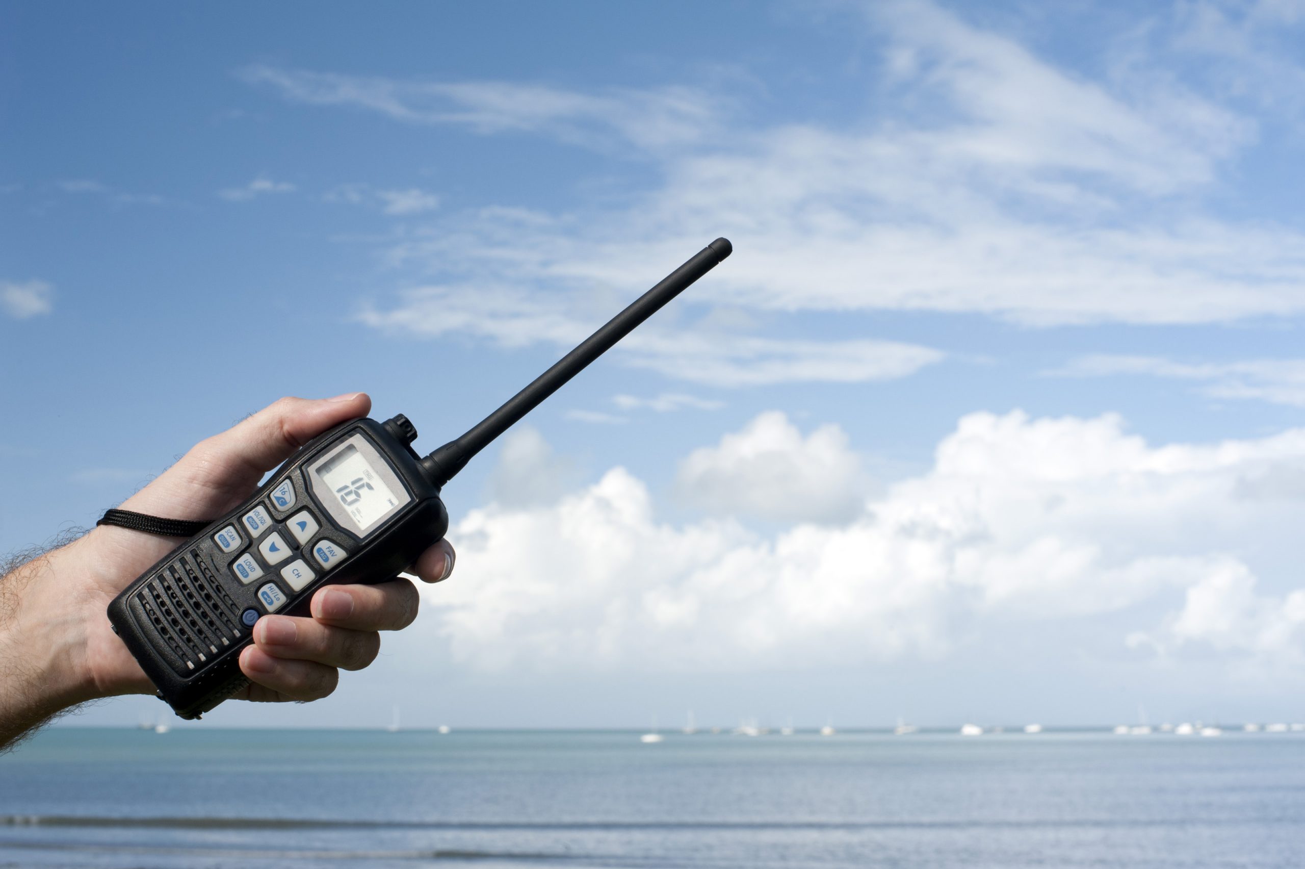 Sử dụng bộ đàm tần số UHF hay VHF thì phù hợp với môi trường làm việc của mình?