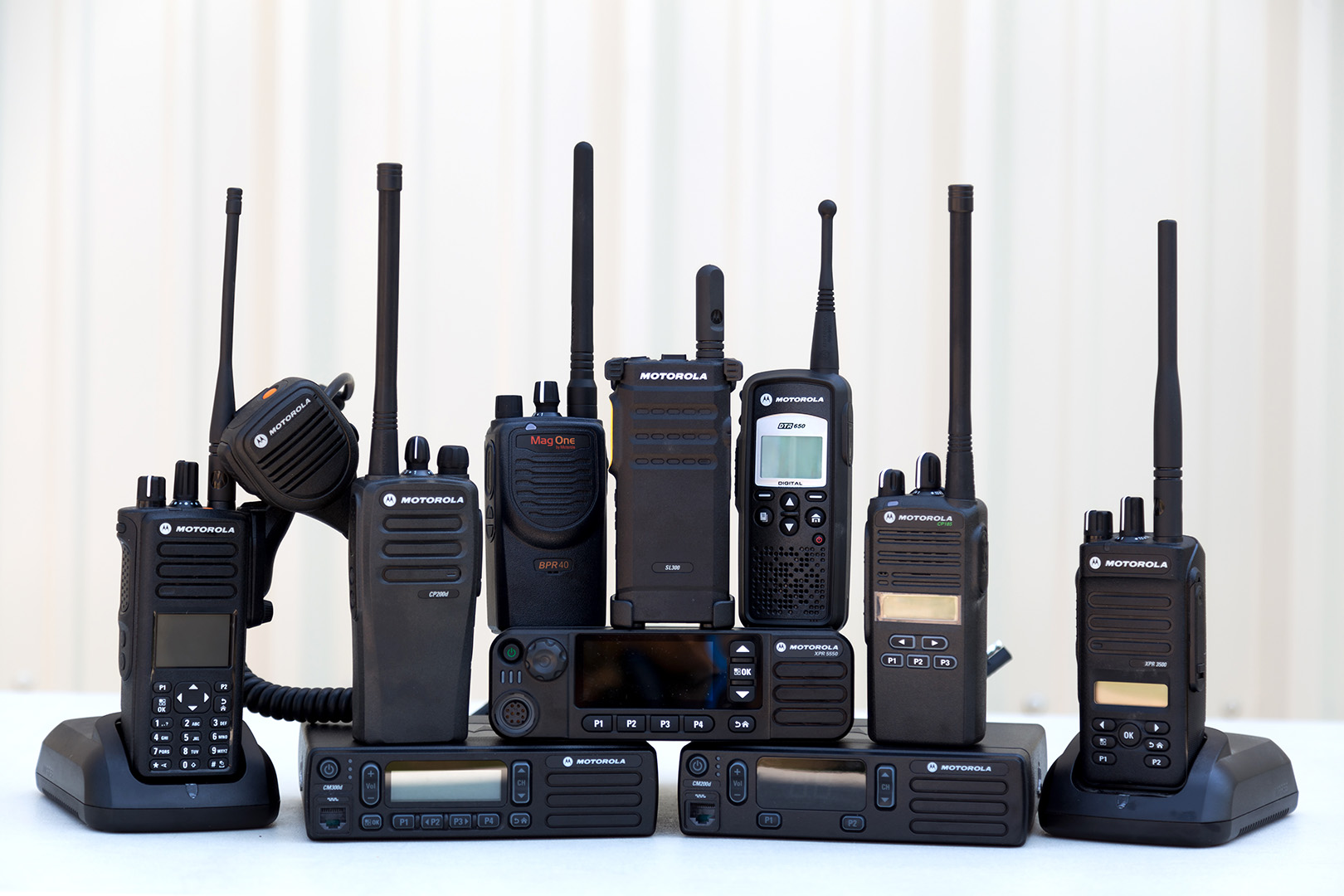 Рация это. Motorola Police Walkie Talkie. DMR Hytera радиосеть. Переносная радиостанция. Рация будущего.