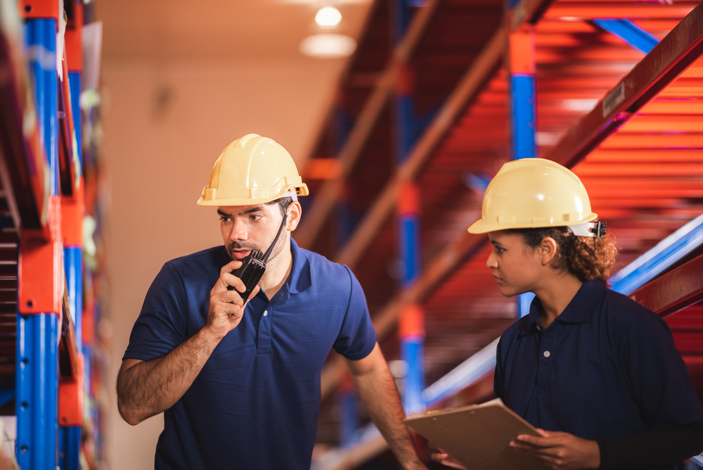 Sử dụng bộ đàm để liên lạc nội bộ 