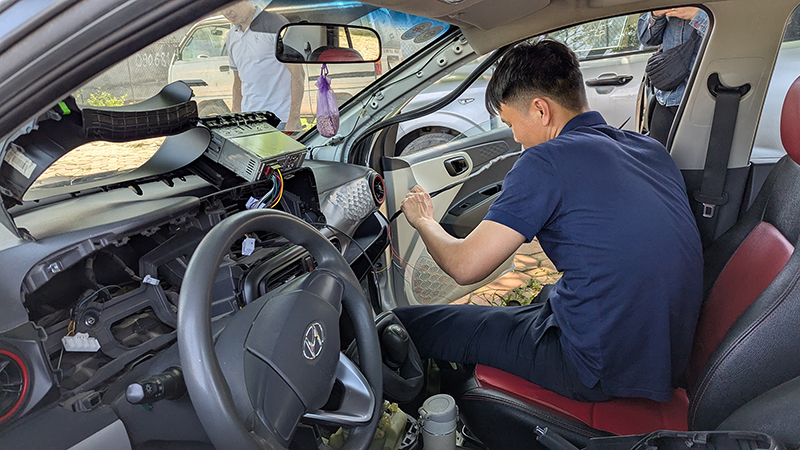 Lắp đặt mắt thần taxi phan xi păng
