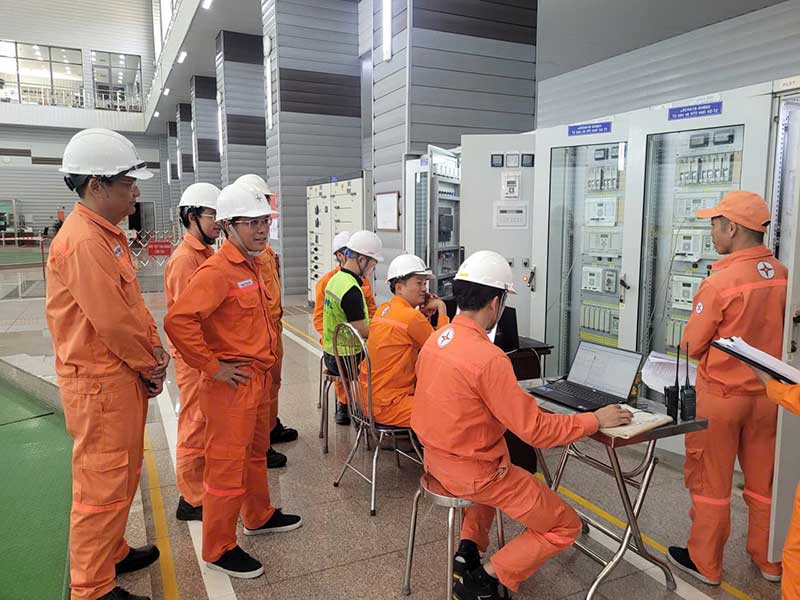 nhan-vien-nha-may-thuy-dien-sesan-dung-bo-dam-vietnam-telecom-cung-cap