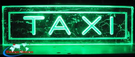 den-led-taxi-xanh-la-cay