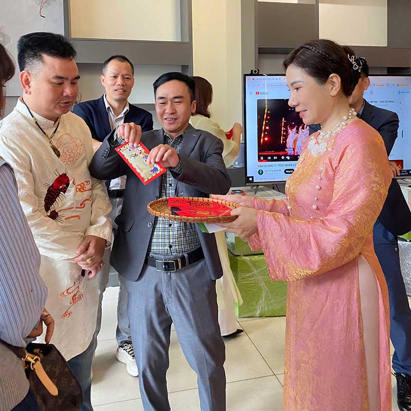 Các phong bao lì xì đỏ được trao tay cùng lời chúc năm mới tài lộc 2