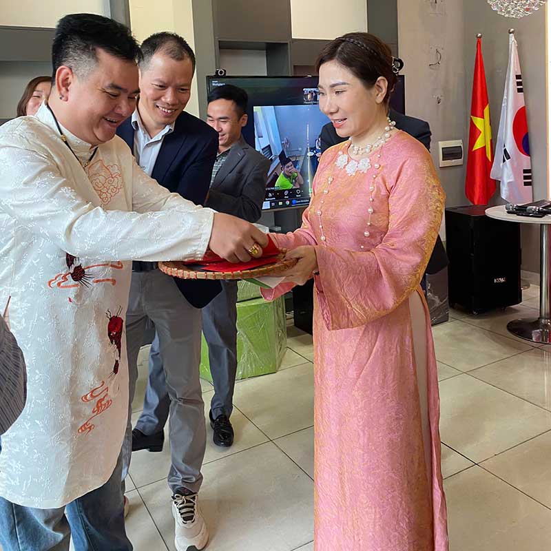 Các phong bao lì xì đỏ được trao tay cùng lời chúc năm mới tài lộc2