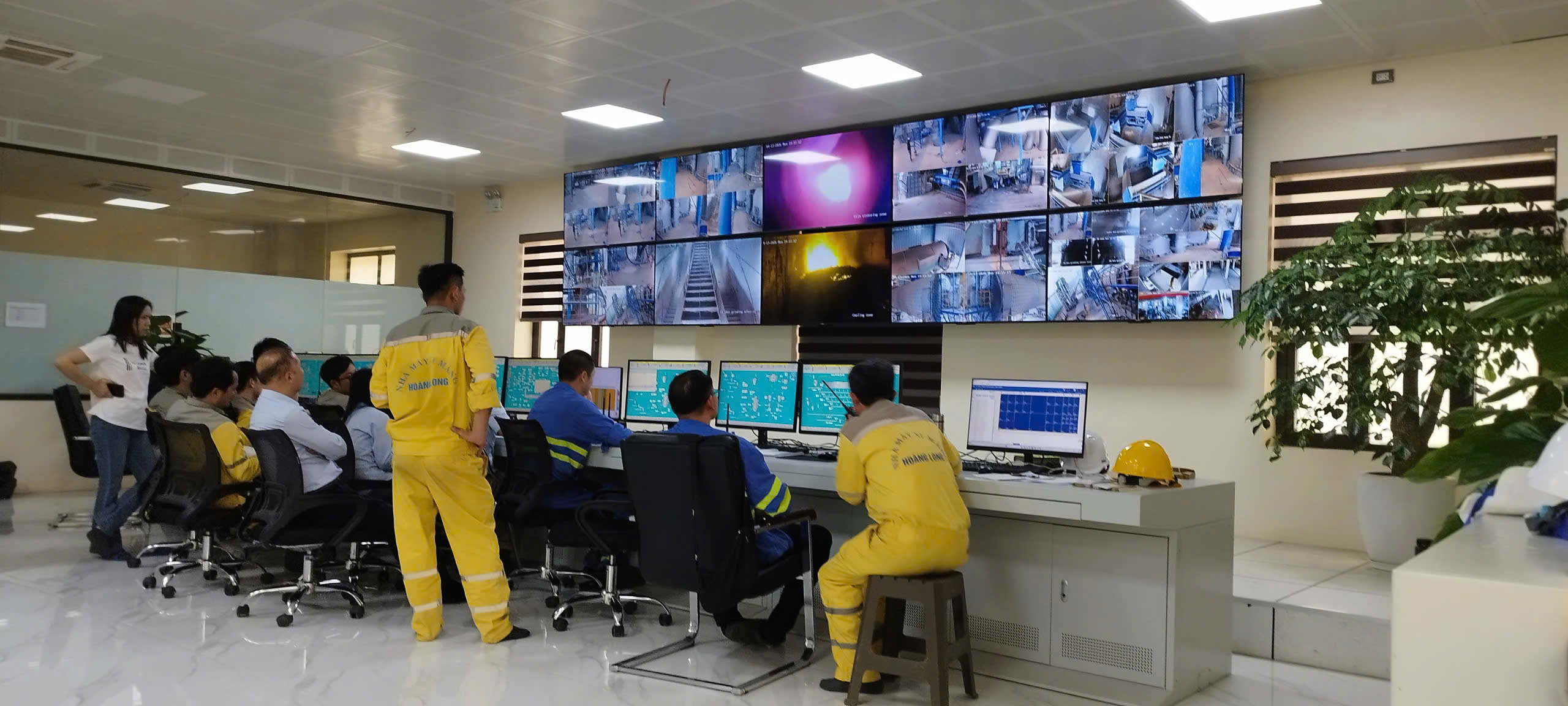 Hệ thống vận hành của Xi măng Hoàng Long sử dụng bộ đàm để liên lạc nội bộ